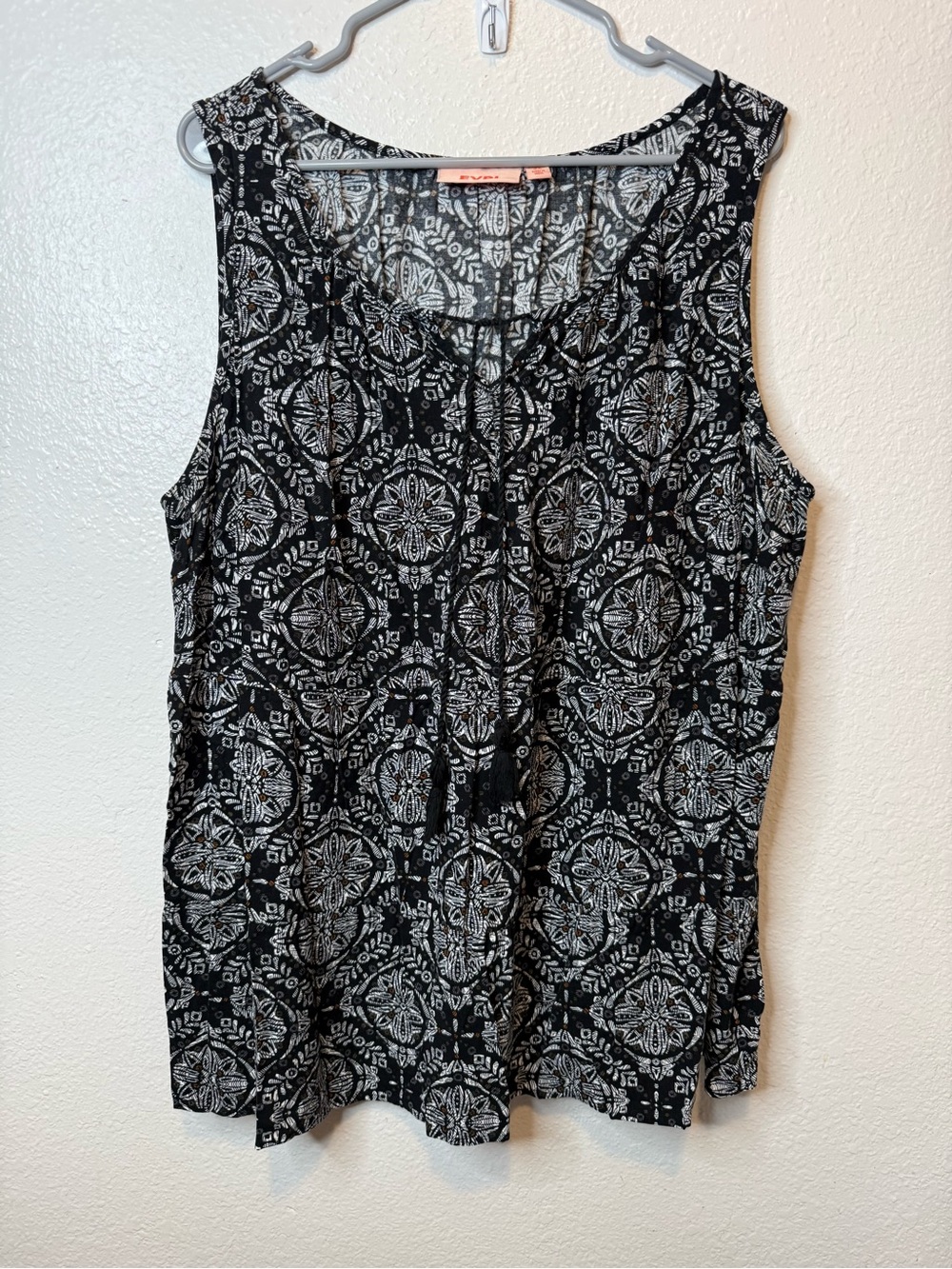 Evri Black and White Sleeveless Top Kaleidoscope Geometric Medallion Size 2X